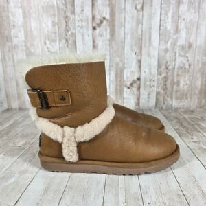 UGG‎ Australia Women's Classic Short Bailey Button Chestnut Sheepskin Size 6